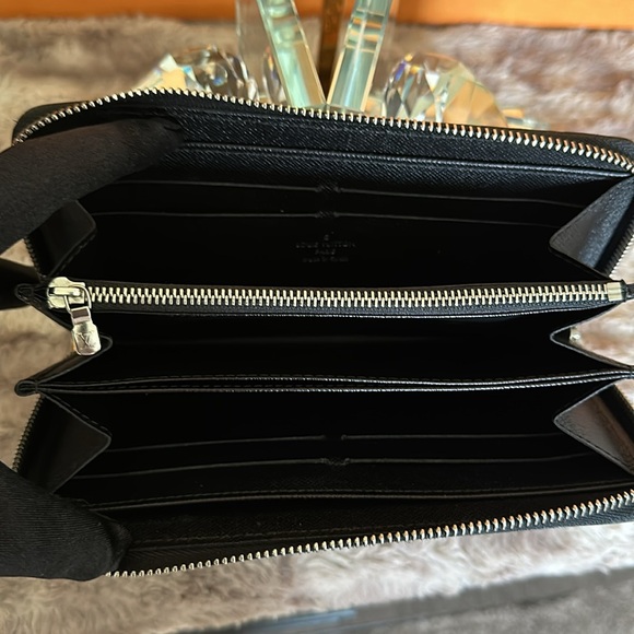 Louis Vuitton 2009 Epi Leather Wallet EUC - Picture 3 of 8